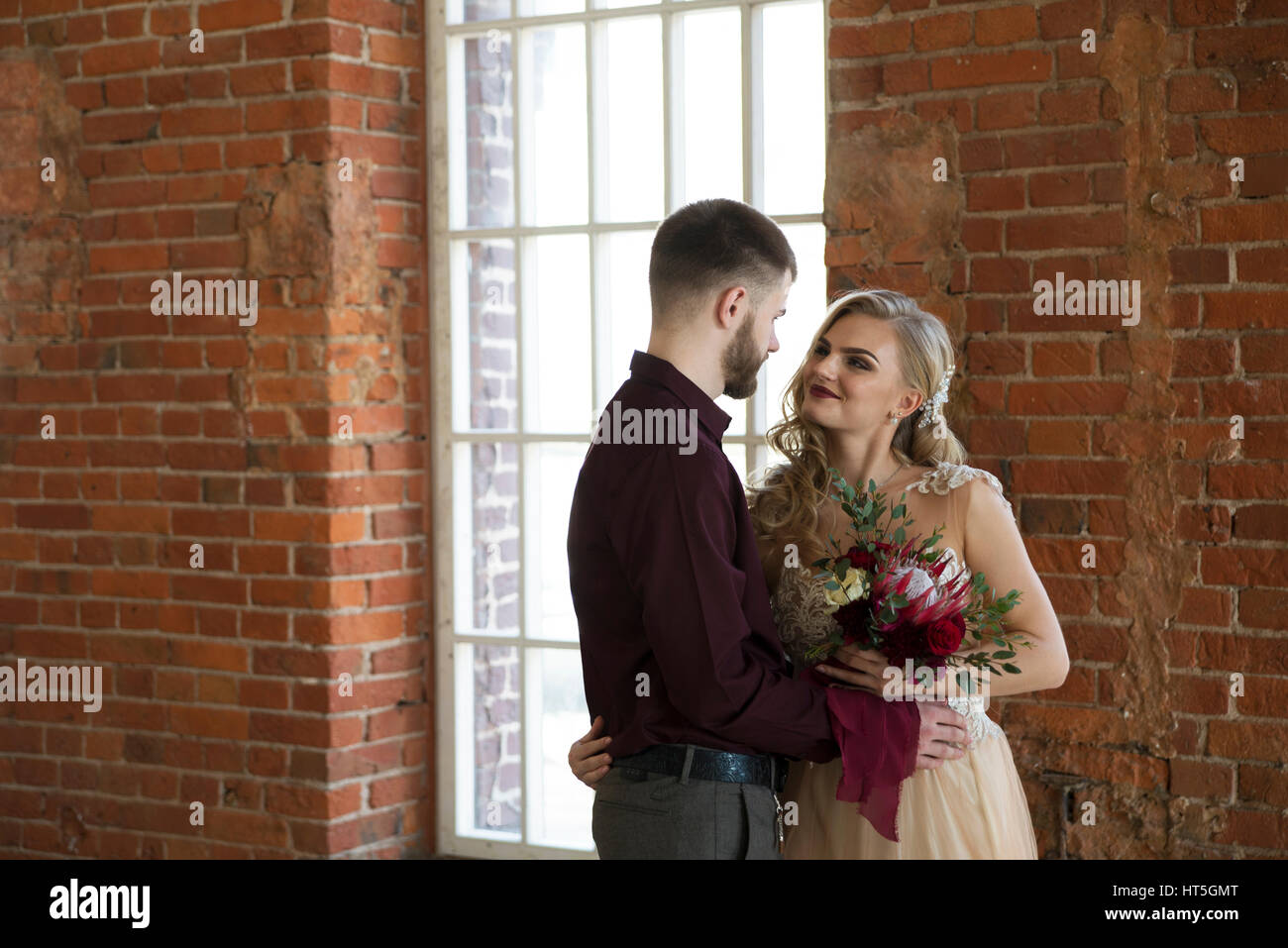 Bride and groom pose at wedding ceremony Stock Photo - Alamy