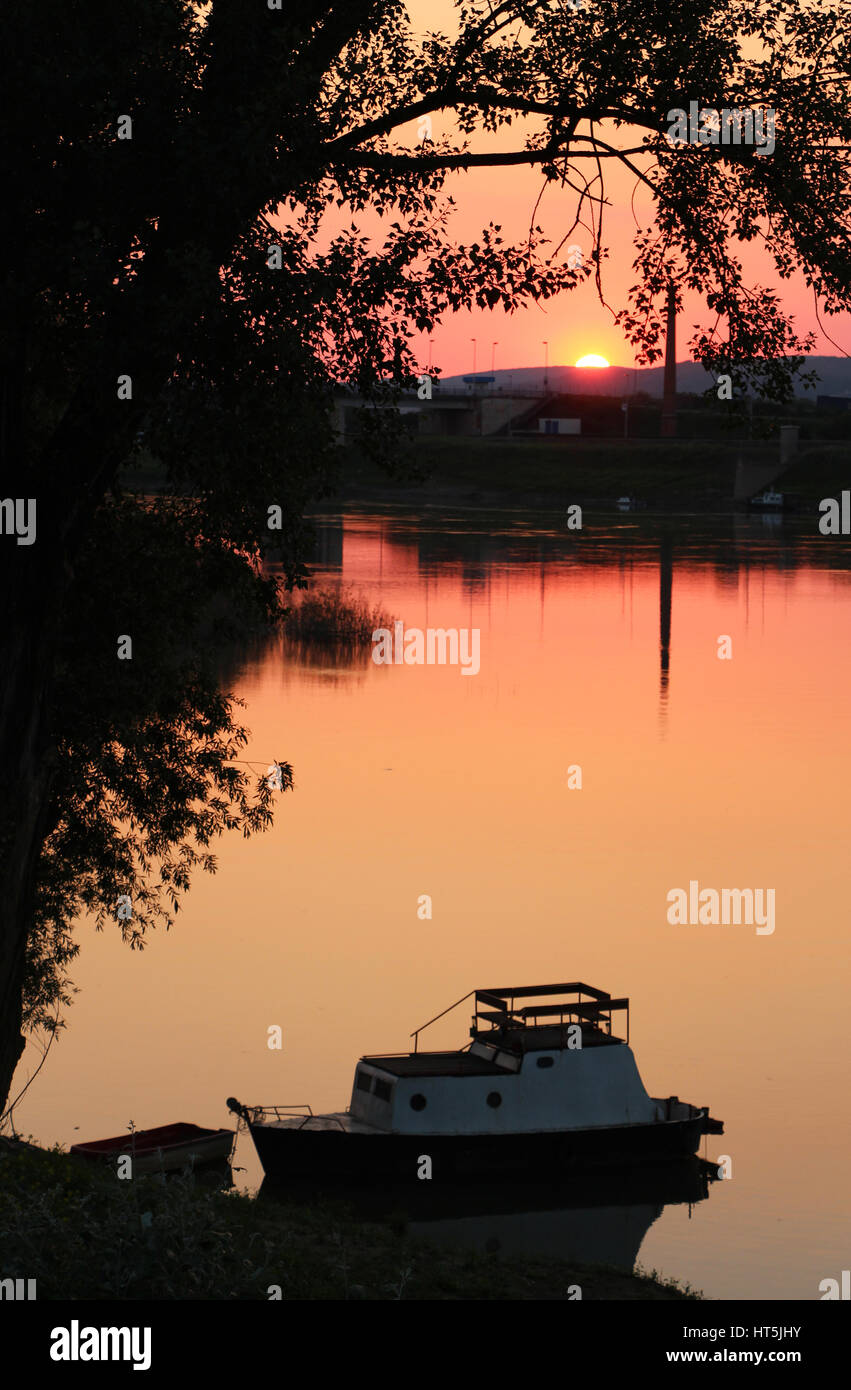 Pink sunset on water hi-res stock photography and images - Alamy