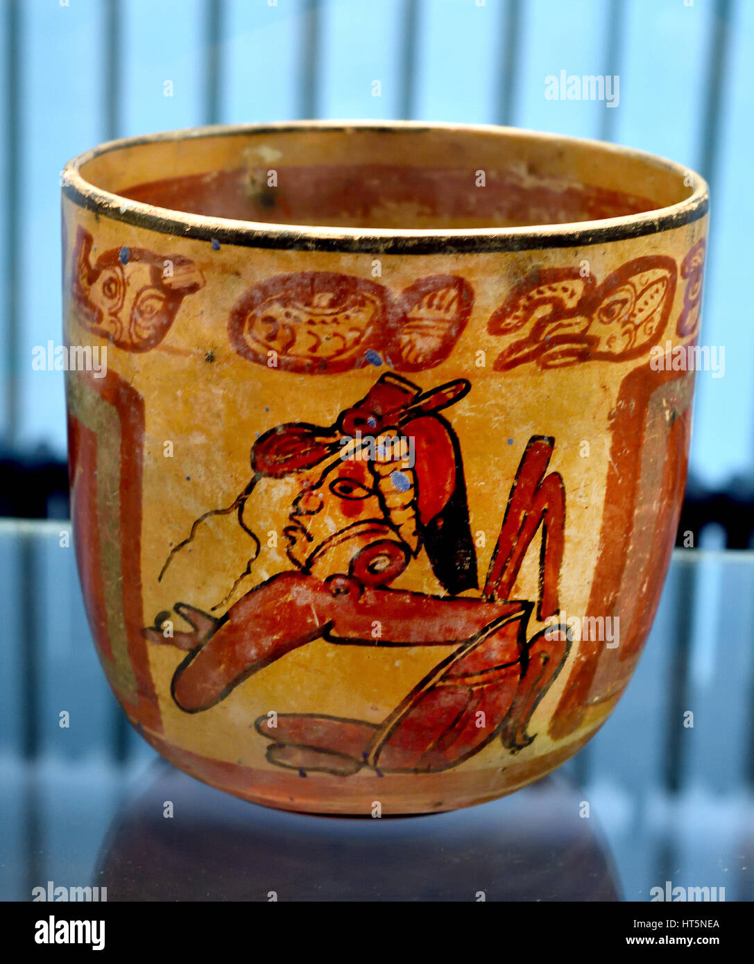 Clay pot Late Classics Guatemala Maya (Culture) 15.8 x 16.4 x 16.3 cm background with painting in red, black and gray The Mayans - Maya Mesoamerican - Pre Columbian civilization  Central America ( 2600 BC - 1500 AD ) American Stock Photo