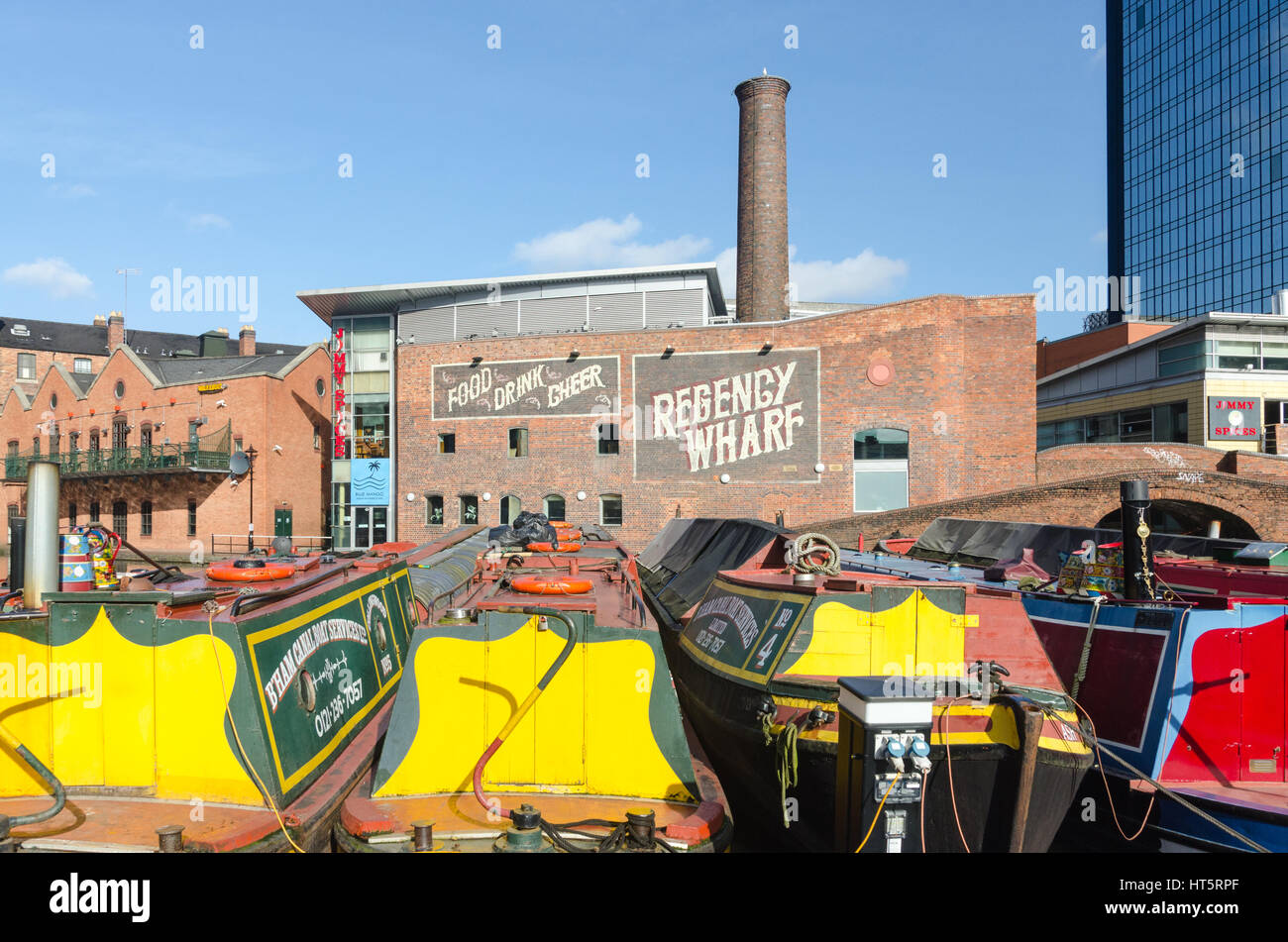 Colourful narrow boats on Gas Street Basin in the centre of Birmingham, UK Stock Photo