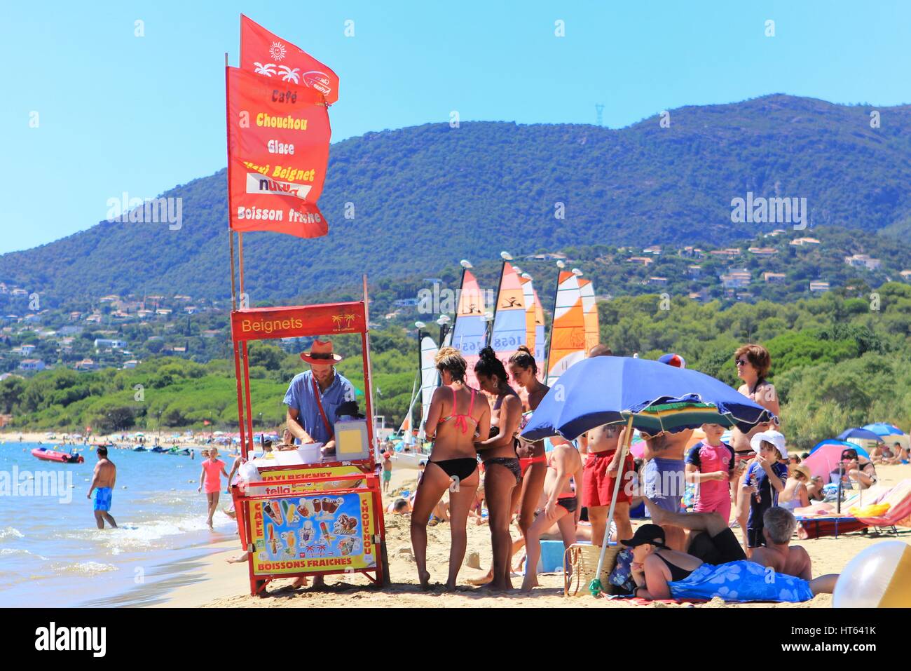 Ice Cream Vendor On Beach Hi res Stock Photography And Images Alamy ice-cream-vendor-on-beach-hi-res-stock-photography-and-images-alamy