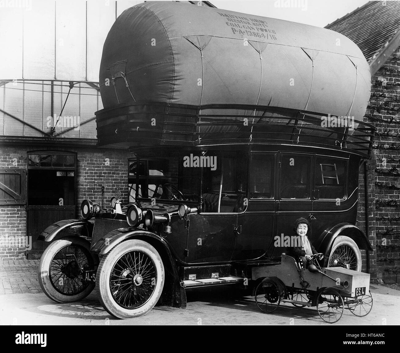 Voiture à pédales Banque d'images noir et blanc - Alamy