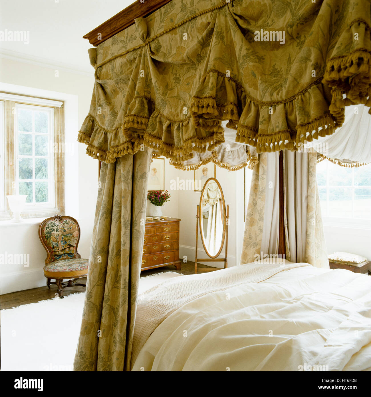 Four poster bed with green hangings Stock Photo Alamy
