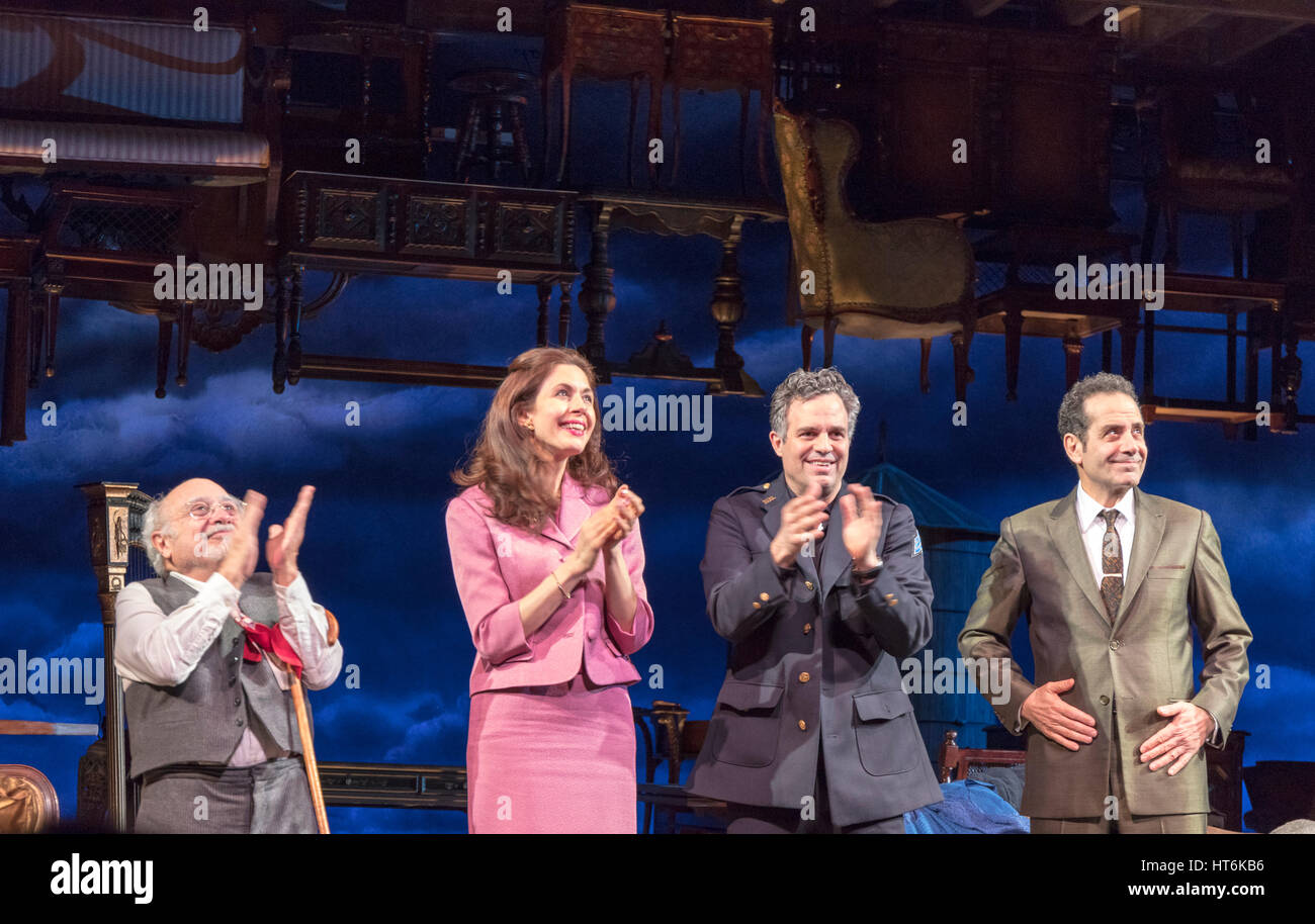 actors in Arthur Miller's The Price take curtain call Stock Photo