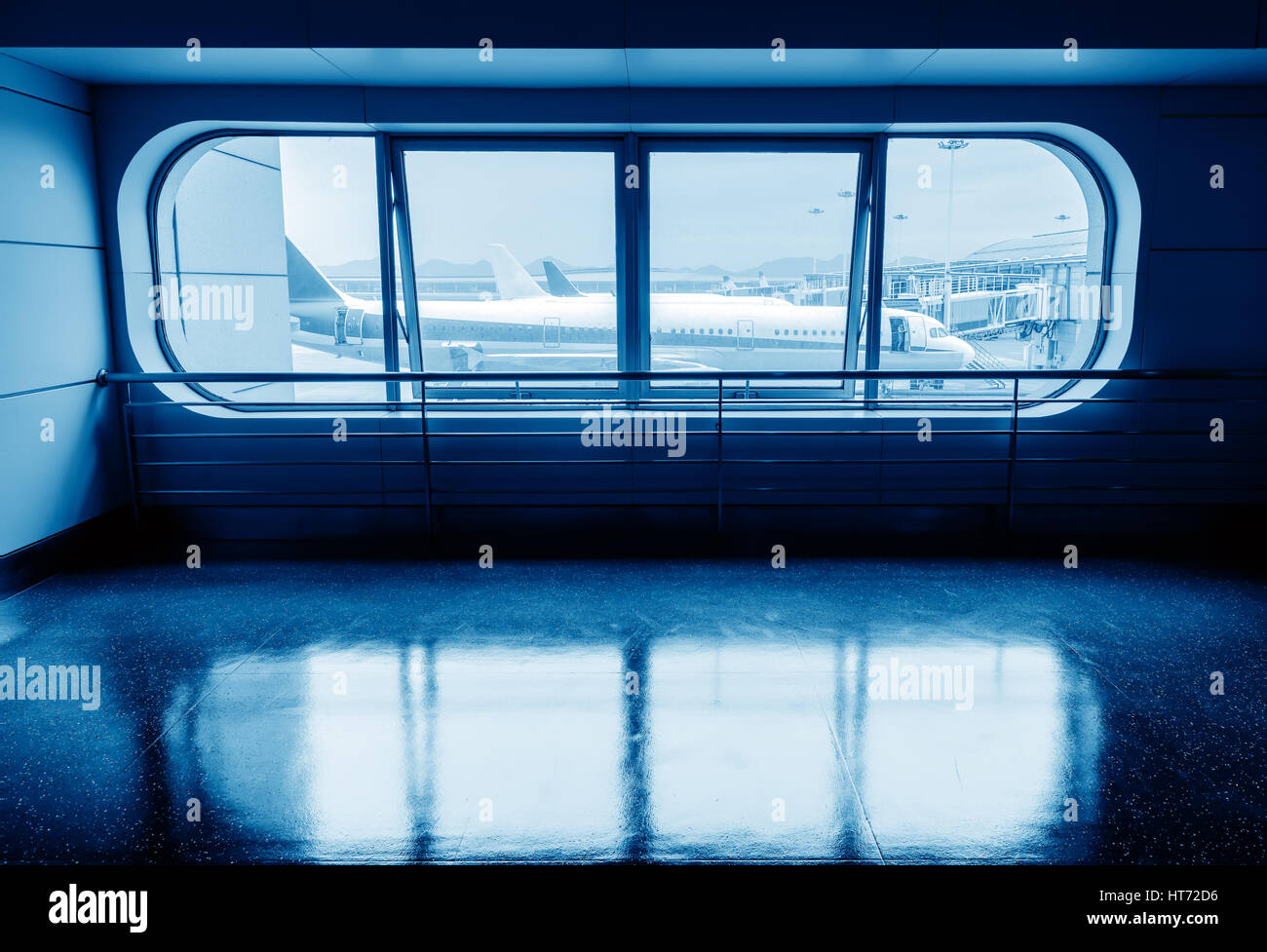 Vliegtuigen boarding brug en uit het raam, blauwe tint. Stock Photo