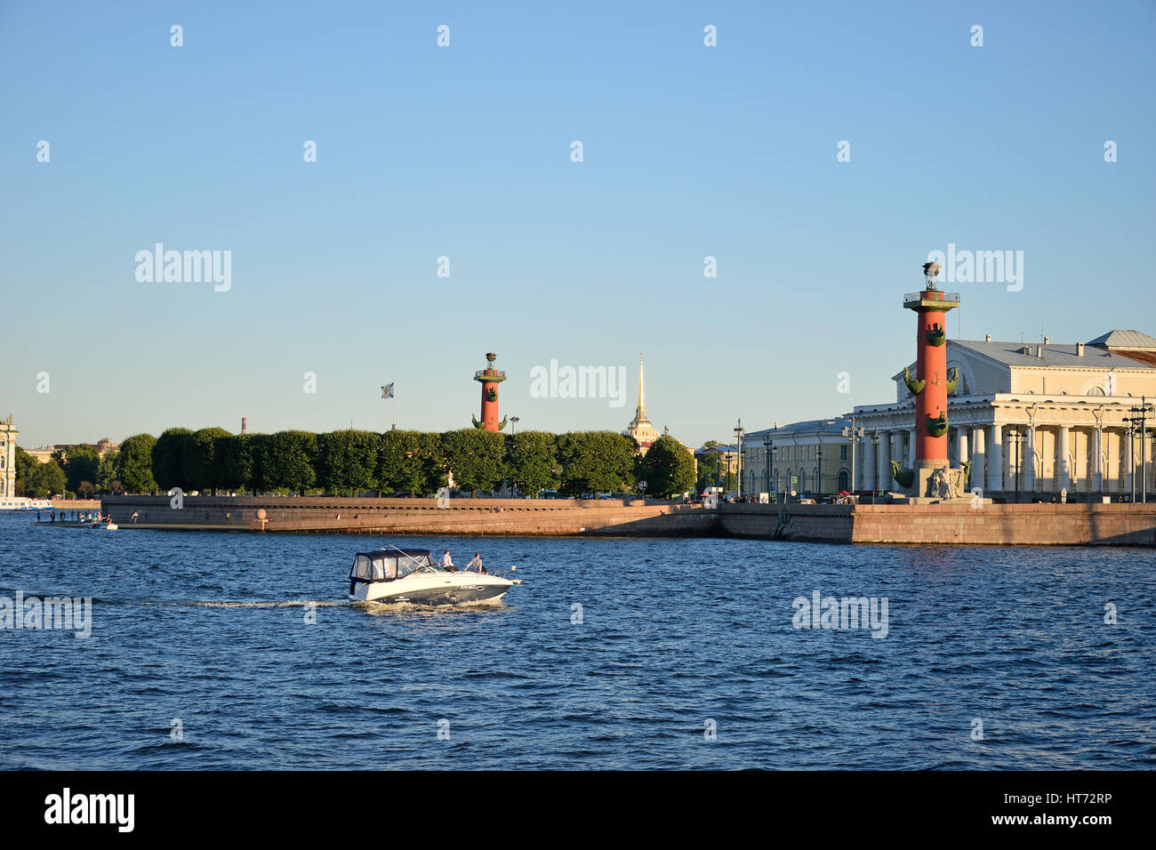 The view of the arrow with Rostral columns and Naval Museum and boat ...