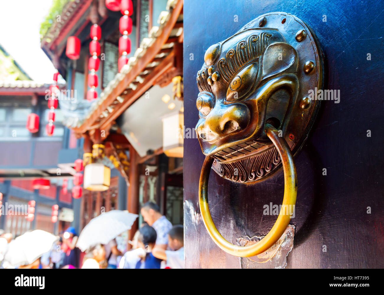Koperen klopper leeuw patroon, Chinese klassieke stijl. Stock Photo
