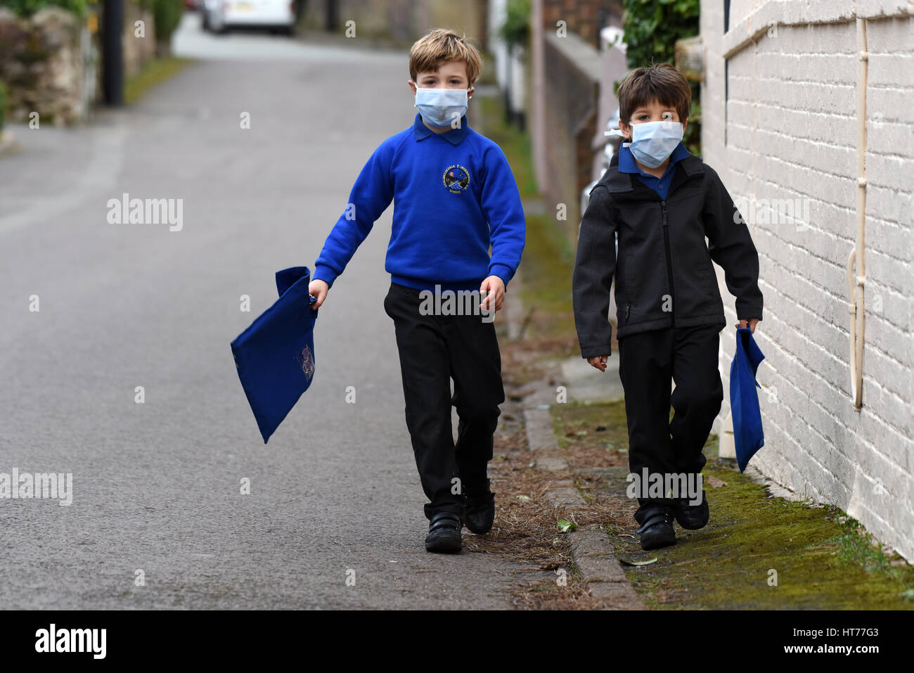 Children walking to school wearing smog pollution masks Britain Uk PICTURE BY DAVID BAGNALL facemask facemasks face mask pandemic. climate crisis United Kingdom Uk Stock Photo