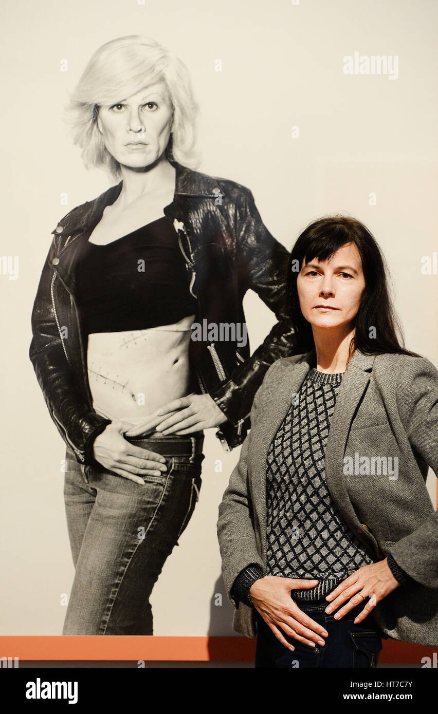 Gillian wearing artist hi-res stock photography and images - Alamy