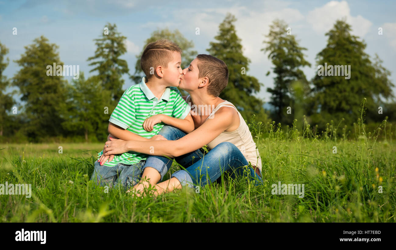 Мама целует малыша. Поцеловалась с сыном. Мама целует сына. Сын целовался с ним. Мальчик целует папу.