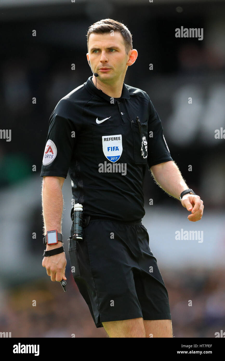 Referee Michael Oliver Stock Photo - Alamy