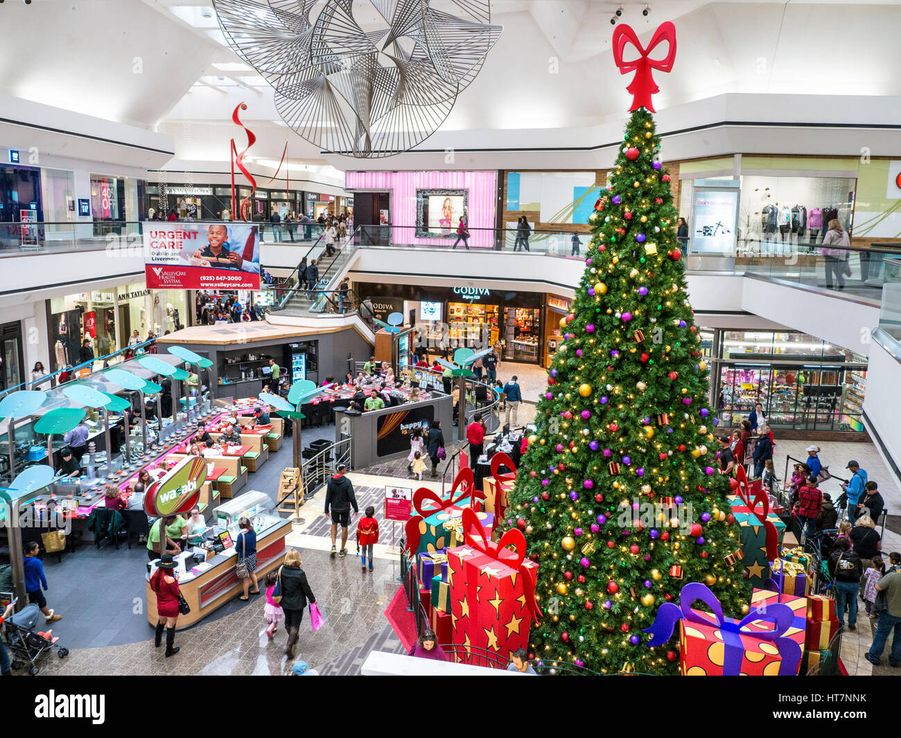 MACEY’S DEPARTMENT STORE INTERIOR CHRISTMAS beautifully decorated Christmas Tree with wrapped gifts at Macey's Store Plaza, Pleasanton California USA Stock Photo