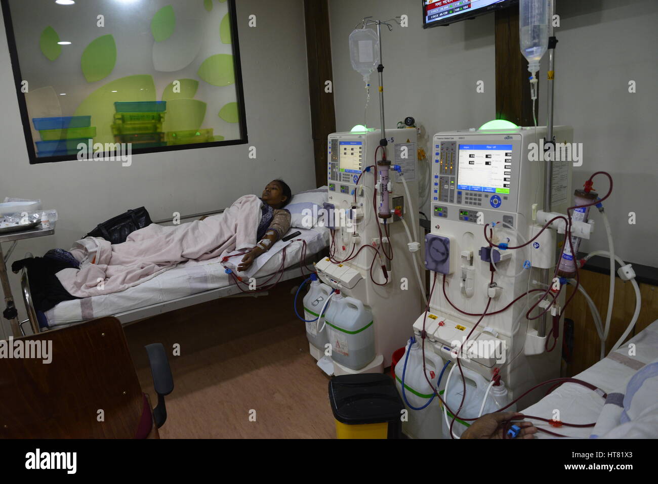 Dhaka, Bangladesh. 8th March 2017. A Female dialysis patient getting