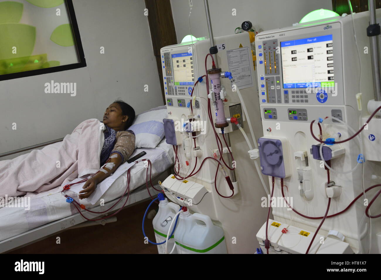 Dhaka, Bangladesh. 8th March 2017. A Female dialysis patient getting