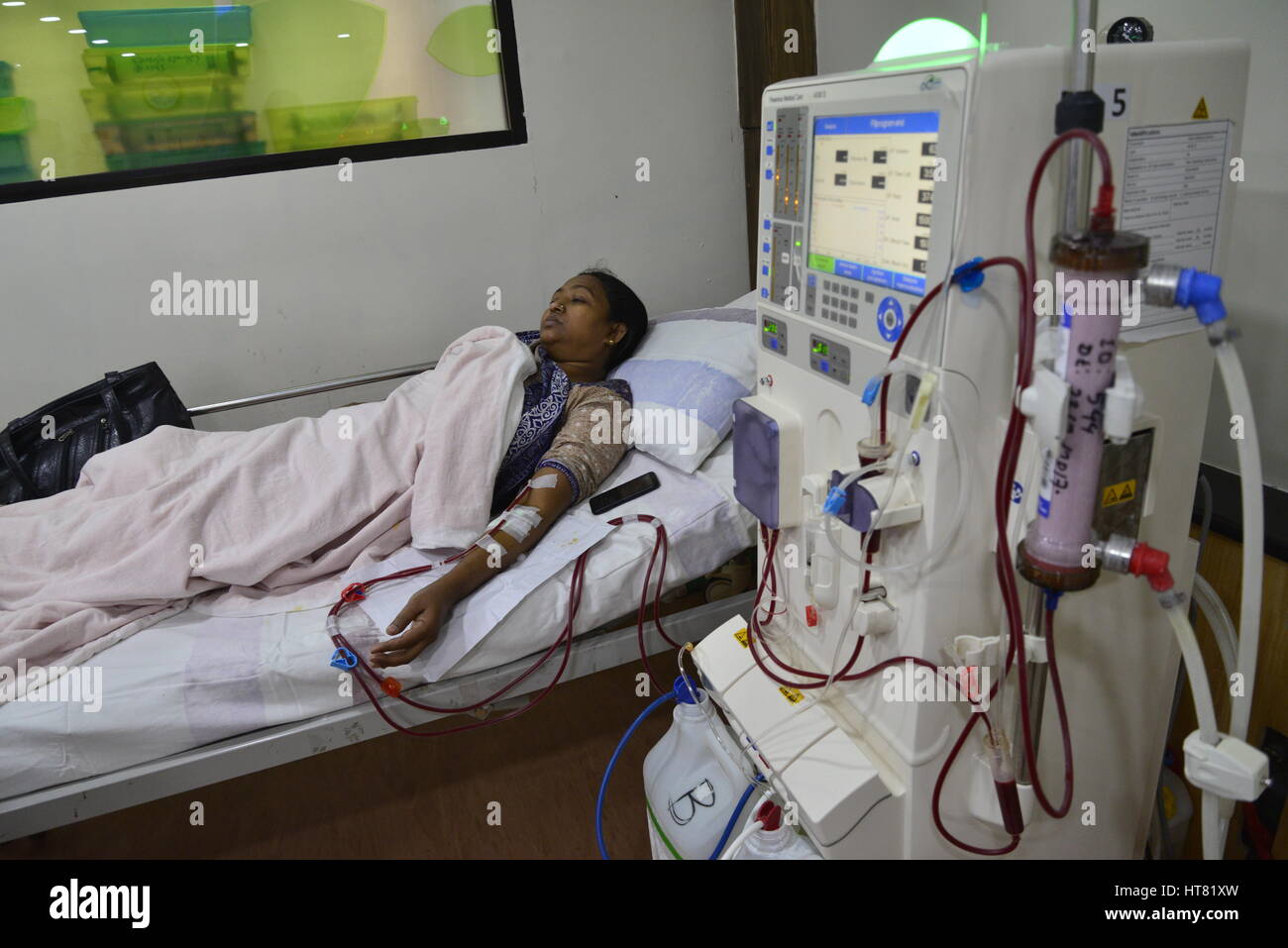 Dhaka, Bangladesh. 8th March 2017. A Female dialysis patient getting