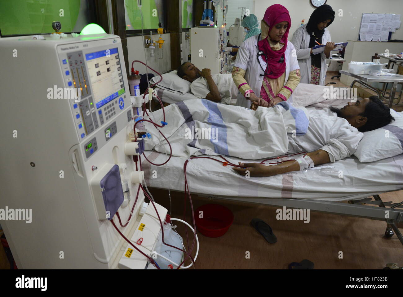 Dhaka, Bangladesh. 8th March 2017. Hospital personnel take care of a
