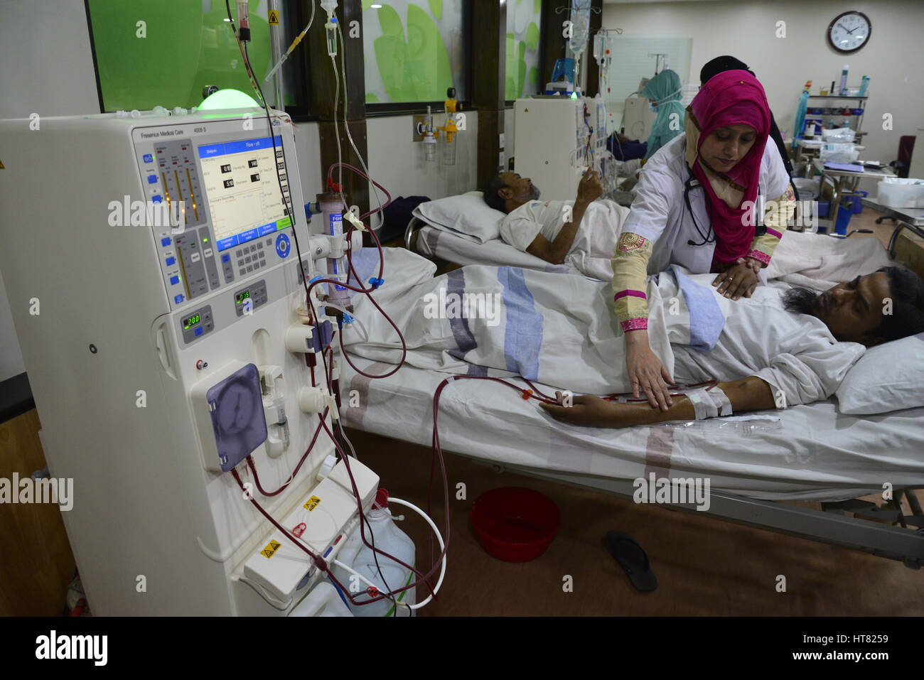 Dhaka, Bangladesh. 8th March 2017. Hospital personnel take care of a