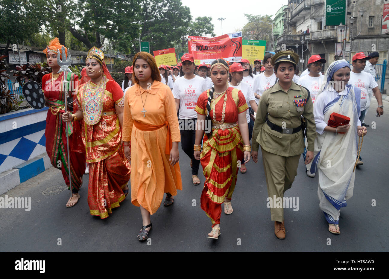 Kolkata, India. 8th Mar, 2017. Girls in women scholar if indian attire walk  during the rally. Girl Students participate in a silent walk themed of Be  Bold for change on the occasion