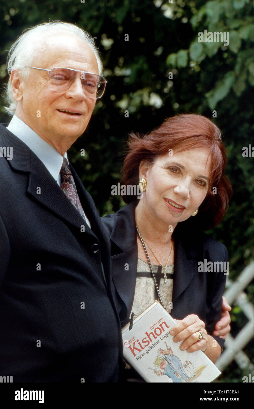 Israelischer Satiriker Ephraim Kishon mit Ehefrau Sara, Deutschland 1990 Jahre. Israeli satirist Ephraim Kishon and his wife Sara, Germany 1990s. Stock Photo