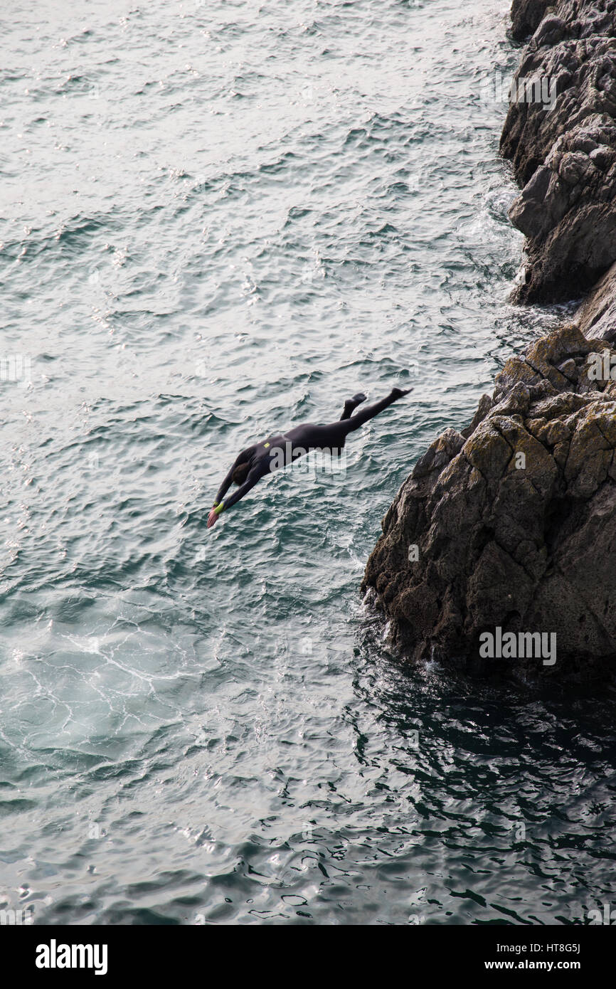 Silhouette Man Cliff Diving Hi Res Stock Photography And Images Alamy