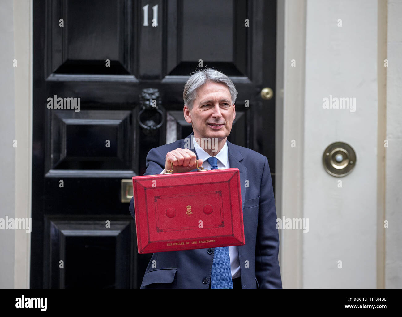 Chancellor of the Exchequer, Philip Hammond, shows his red despatch box on the steps of number 11 before heading to {Parliament to deliver his budget Stock Photo