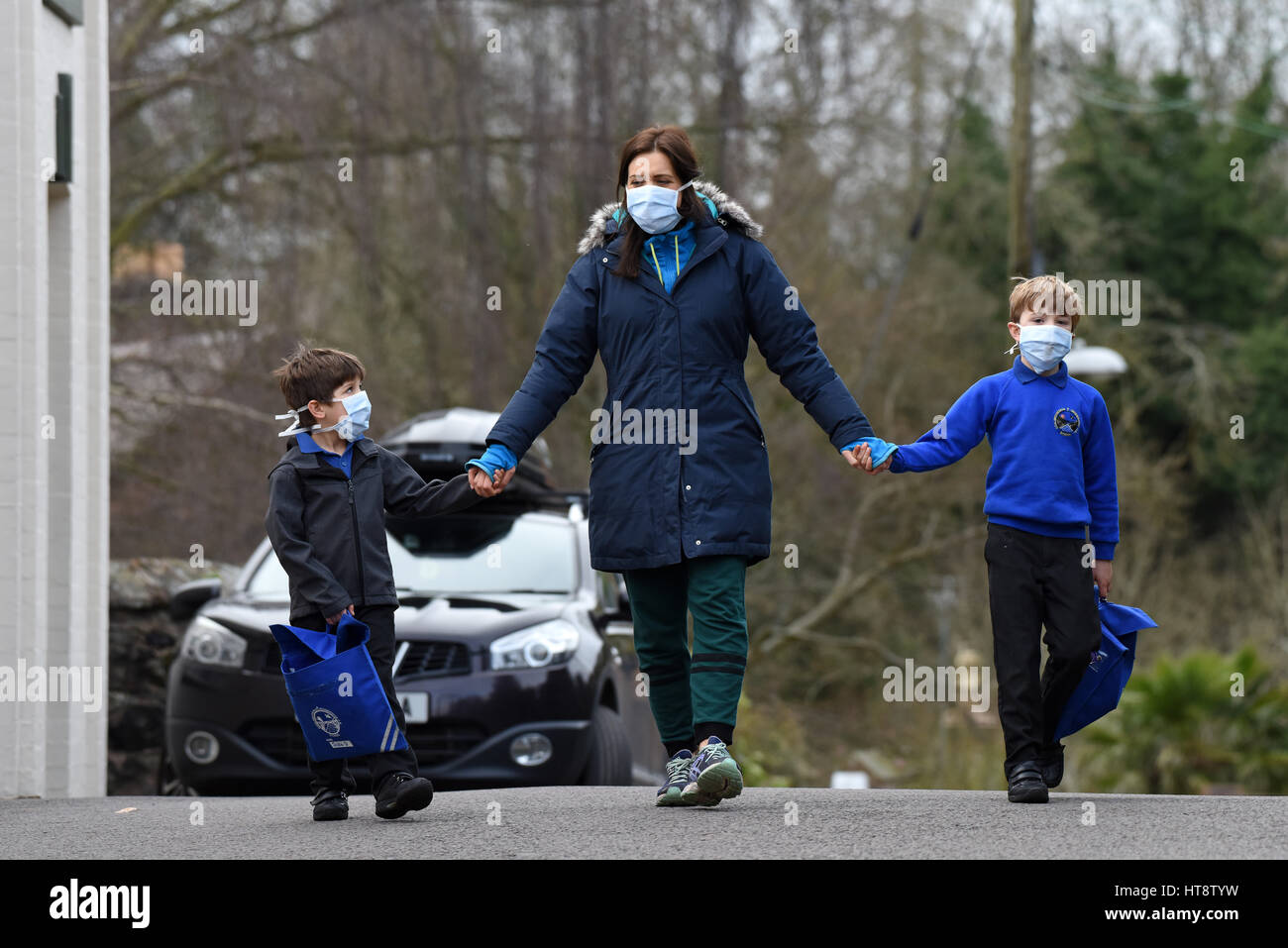 Mother and children walking to school wearing smog pollution masks Britain Uk PICTURE BY DAVID BAGNALL pandemic covid 19 coronavirus United Kingdom, Uk Stock Photo