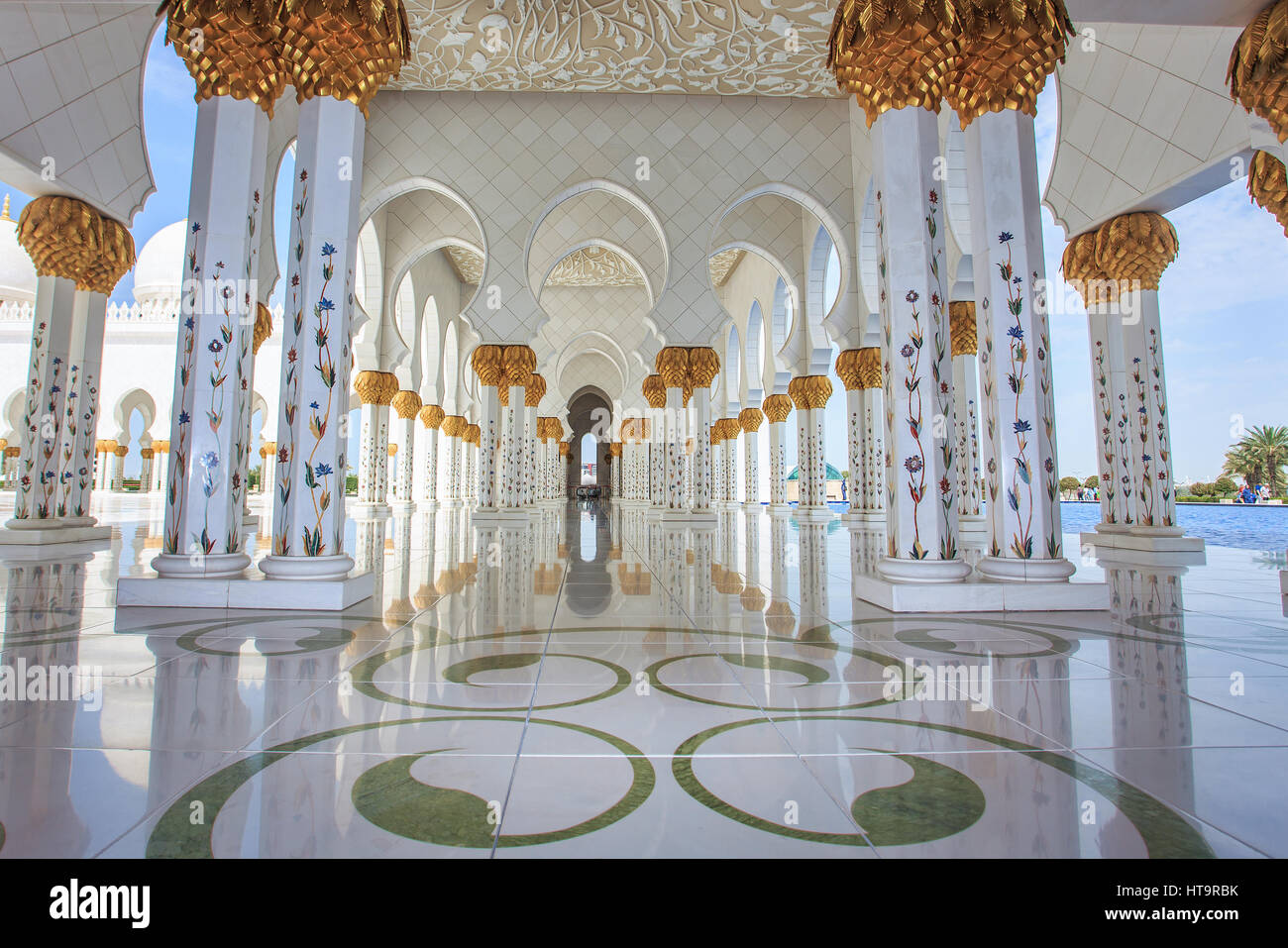 Sheikh Zayed Grand Mosque at dusk, Abu-Dhabi, UA Stock Photo