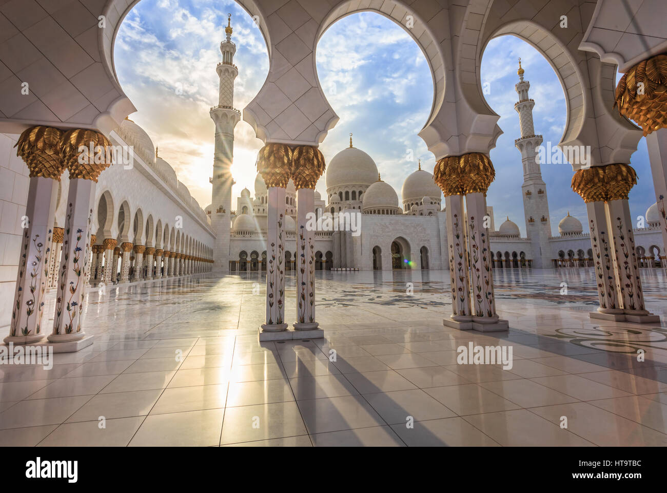 Sheikh Zayed Grand Mosque at dusk, Abu-Dhabi, UA Stock Photo