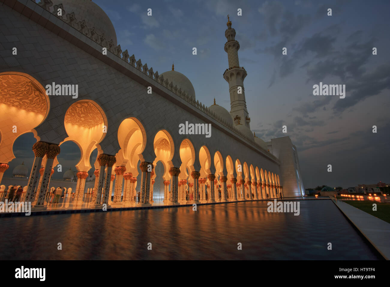 Sheikh Zayed Grand Mosque at dusk, Abu-Dhabi, UA Stock Photo