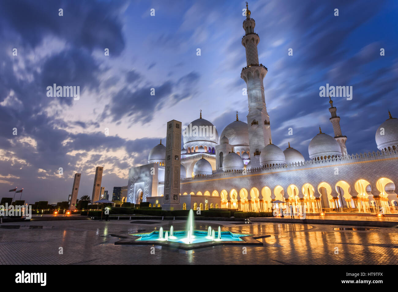 Sheikh Zayed Grand Mosque at dusk, Abu-Dhabi, UA Stock Photo