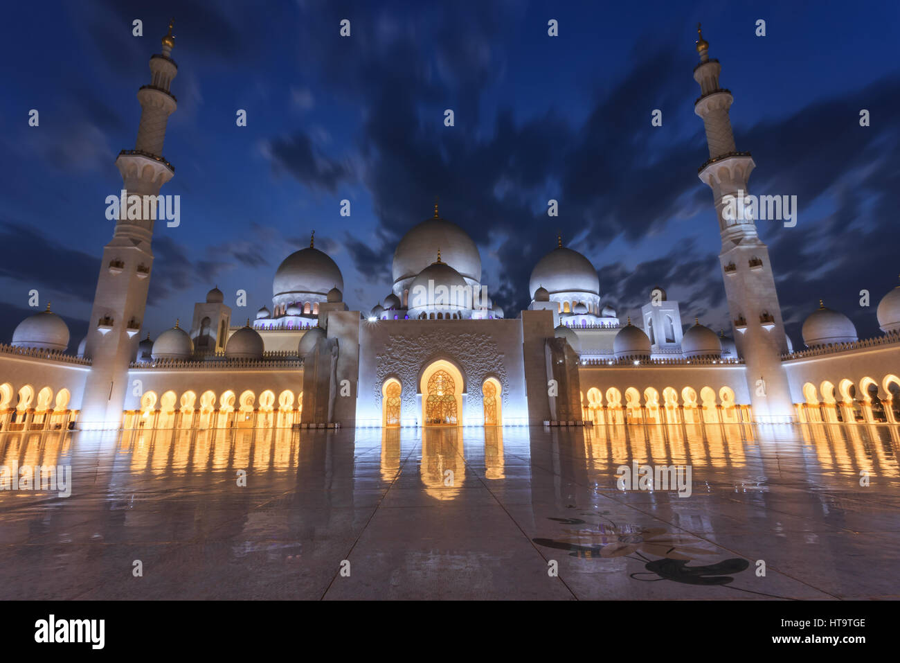 Sheikh Zayed Grand Mosque at dusk, Abu-Dhabi, UA Stock Photo