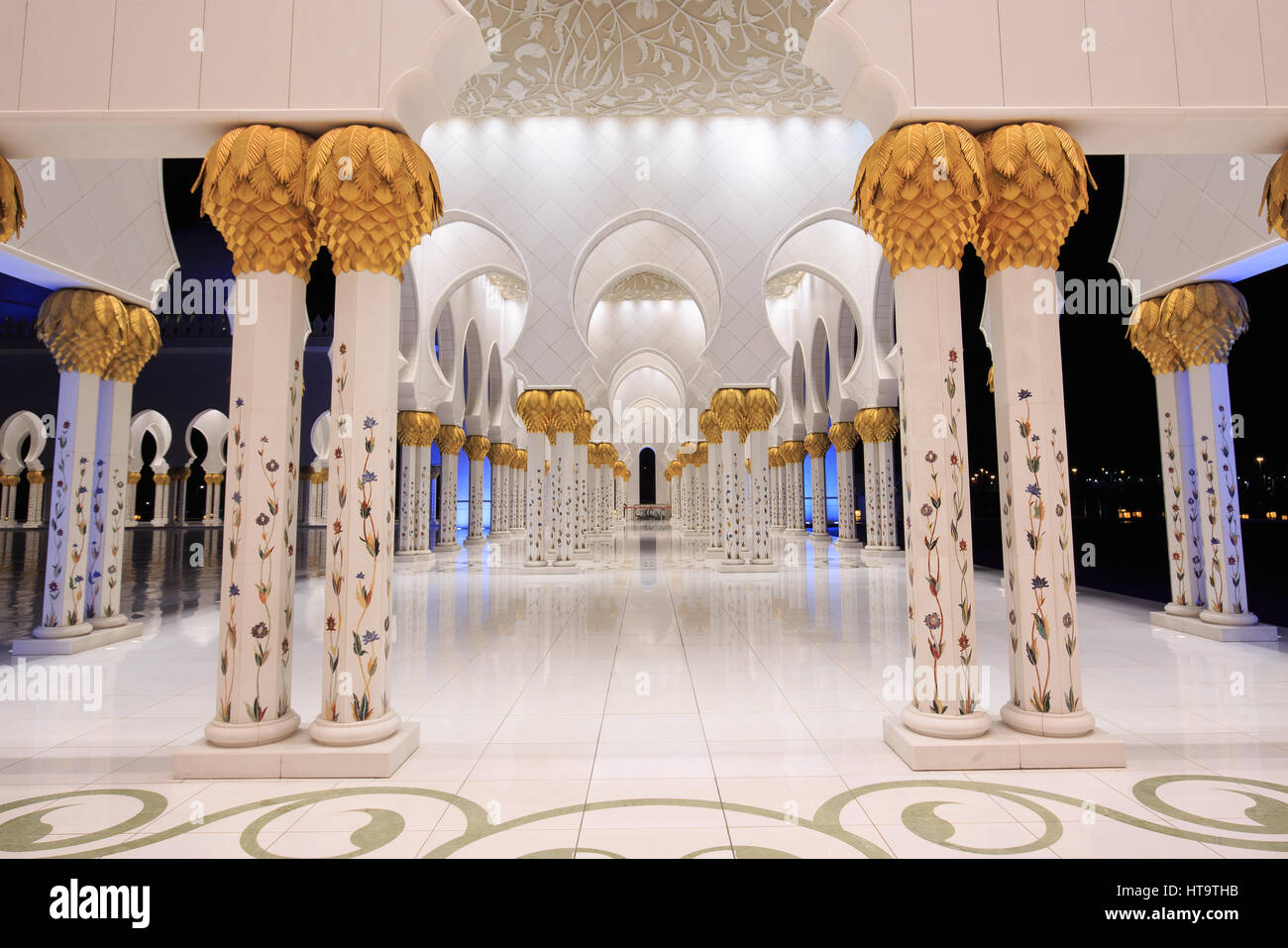 Sheikh Zayed Grand Mosque at dusk, Abu-Dhabi, UA Stock Photo