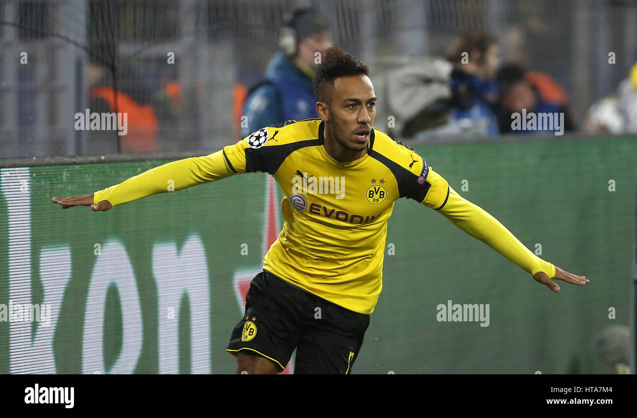 Pierre Emerick Aubameyang Borussia Dortmund Celebrates Scoring The Stock Photo Alamy