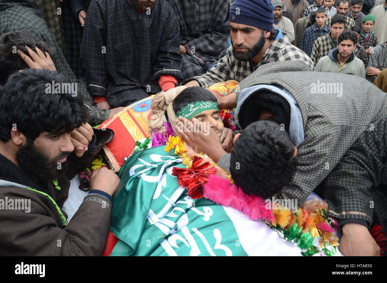 Srinagar, Kashmir. 9th Mar, 2017. Kashmiri villagers weeps arround the body of a 15-year-old civilian Amir Nazir. during his funeral, two militants and two civilians killed in the encounter in Padgampora area of Jammu and Kashmir’s Pulwama district.This is the first civilian casualty since Army chief General Bipin Rawat warned civilians to stay away from encounter sites, saying those involved in stone-pelting on forces during gun battles with militants will not be dealt differently. Credit: sofi suhail/Alamy Live News Stock Photo