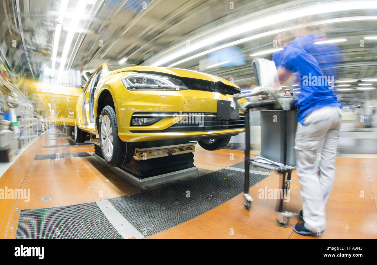 Wolfsburg, Germany. 9th Mar, 2017. Employees work on the VW Golf 7 at the  Volkwagen manufactory in Wolfsburg, Germany, 9 March 2017. The saving pact  of Volkswagen for the weak main brand