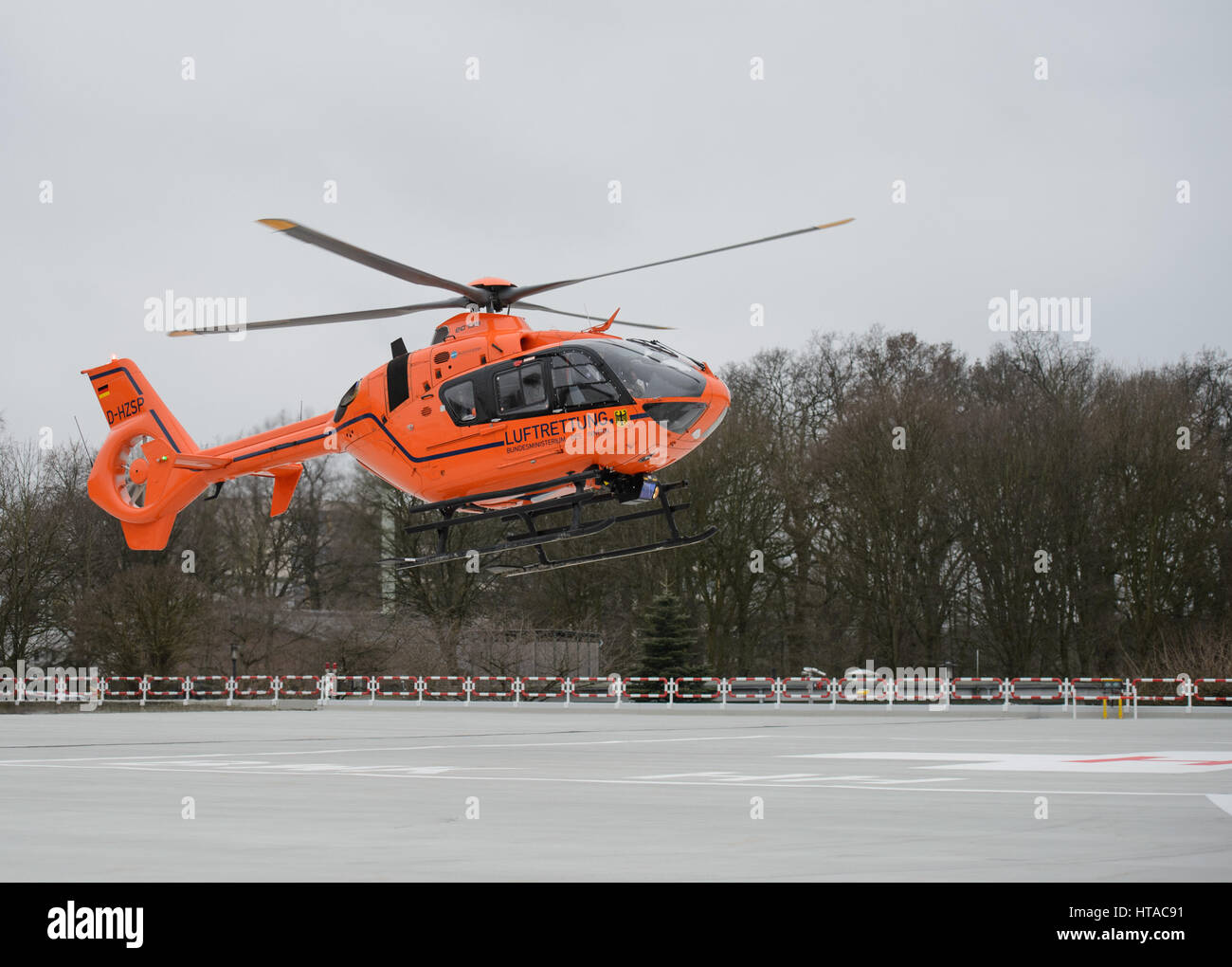 Hospital helicopter hi-res stock photography and images - Page 42 - Alamy