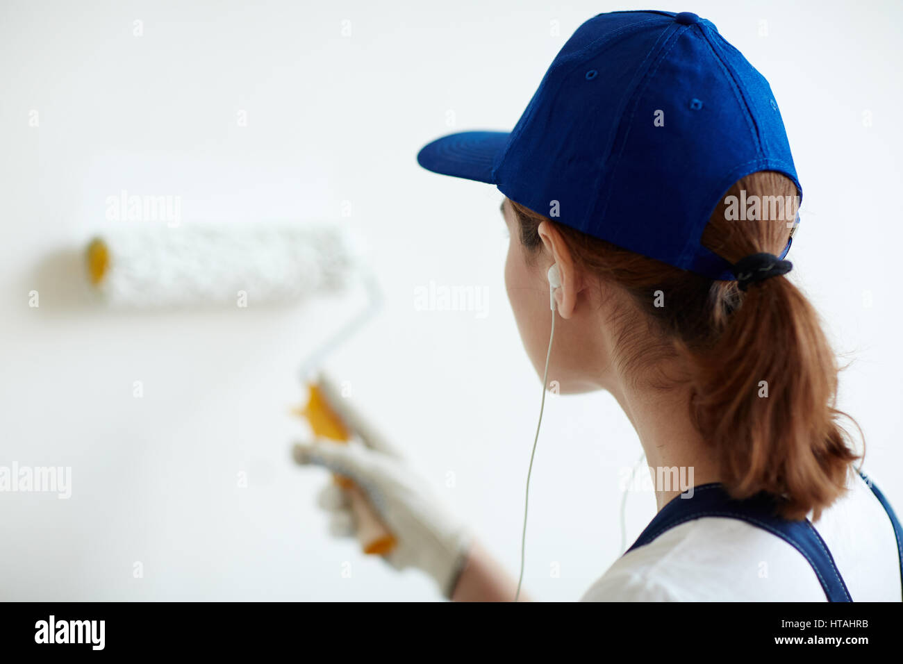 Painter painting house wall hi-res stock photography and images - Alamy
