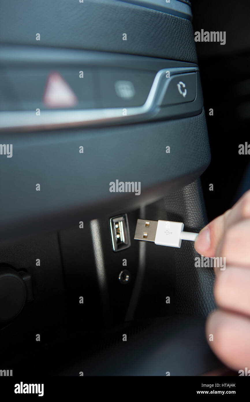 Steckdose und usb-Anschluss im Auto Stockfotografie - Alamy