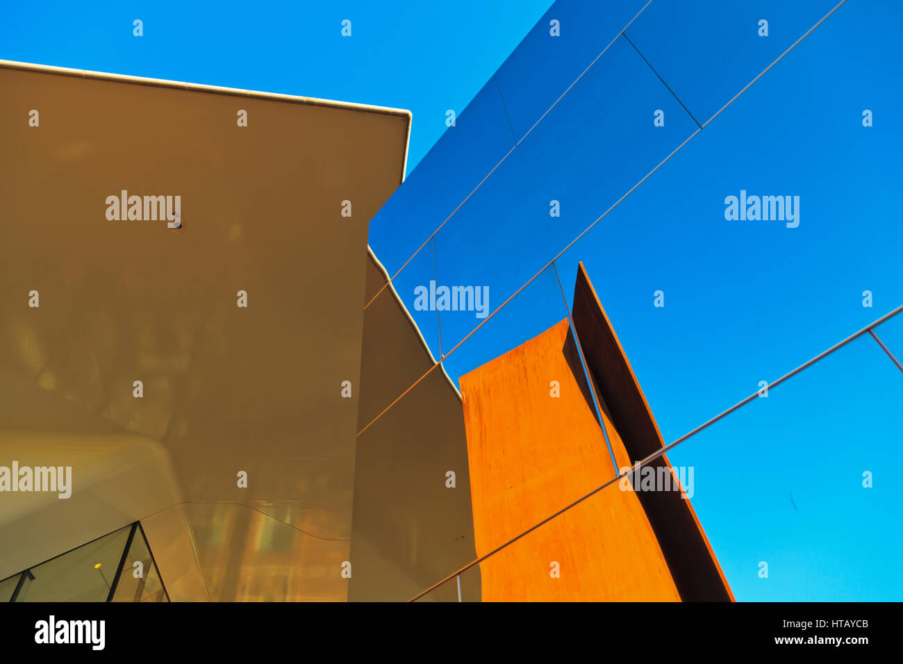 Cube sculpture hi-res stock photography and images - Alamy