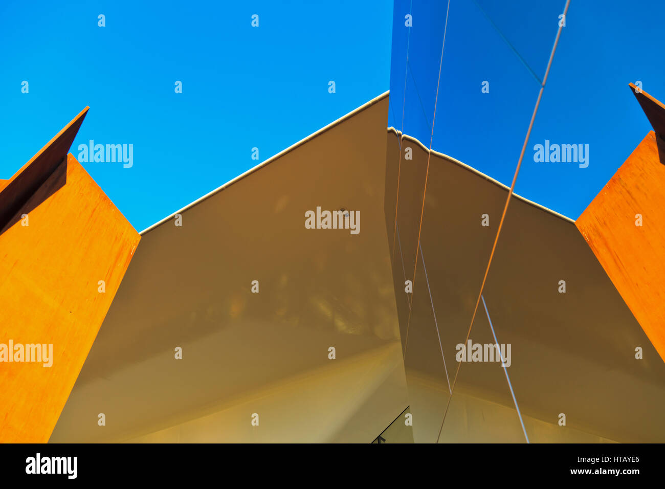 Cube sculpture hi-res stock photography and images - Alamy