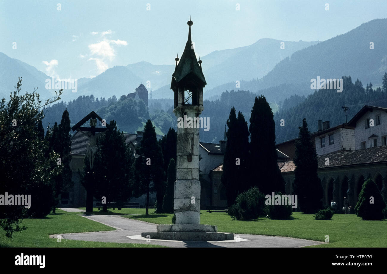 City Park of Schwaz in Tyrol in 1977. Blick vom ehemaligen Friedhof von Schwaz in Tirol  auf die Burg Freundsberg Stock Photo