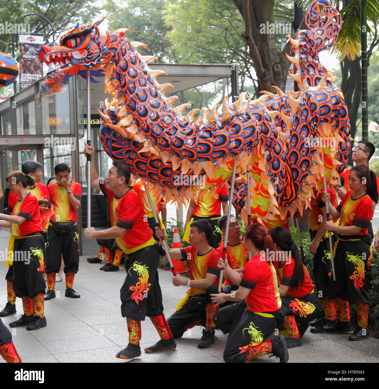 Dragon dance singapore hi-res stock photography and images - Alamy