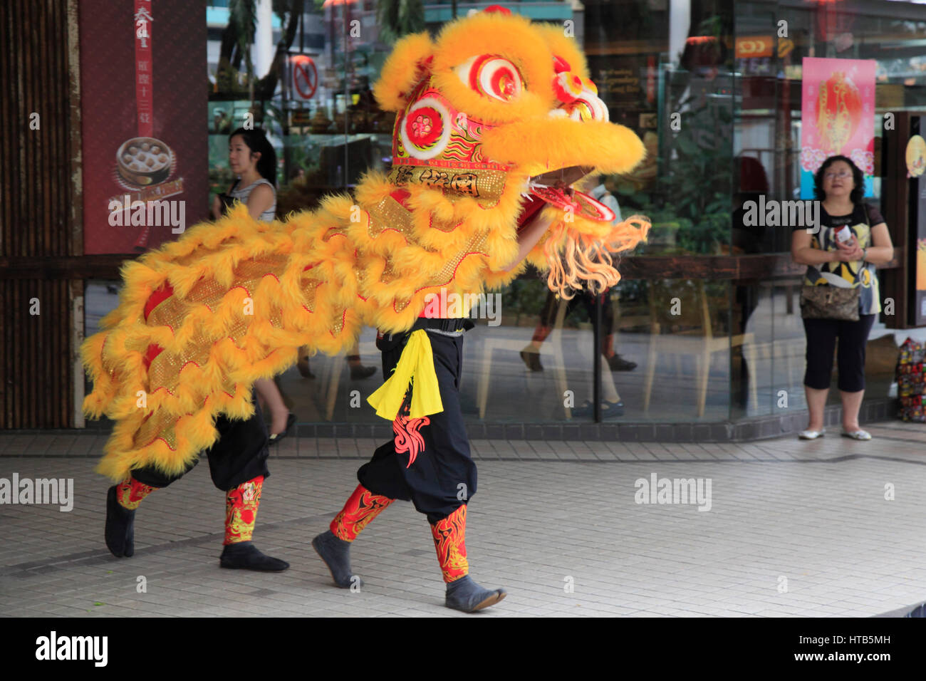 Singapore, Chinese New Year, lion dance, people Stock Photo Alamy
