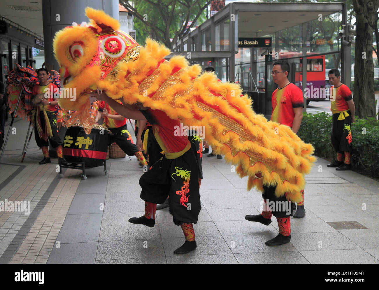 Singapore, Chinese New Year, lion dance, people Stock Photo Alamy