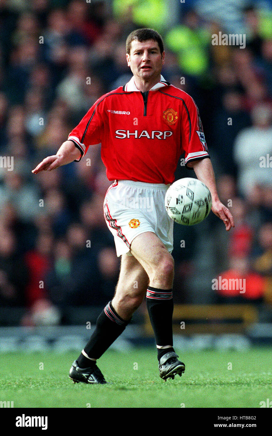 Guatemalan footballer Carlos Ruiz with Wolves former Manchester United  defender Denis Irwin Stock Photo - Alamy