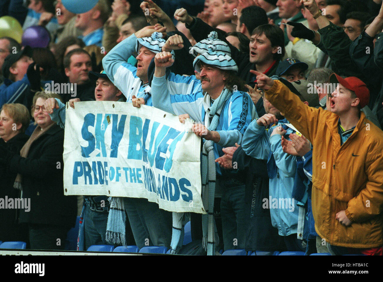 THE MAD HATTER COVENTRY FAN EVERTON V COVENTRY 15 February 1999 Stock Photo