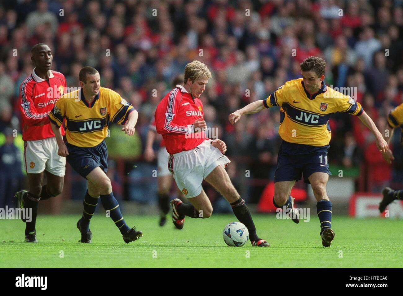 DAVID BECKHAM & MARC OVERMARS ARSENAL V MANCHESTER UNITED 11 April 1999 Stock Photo