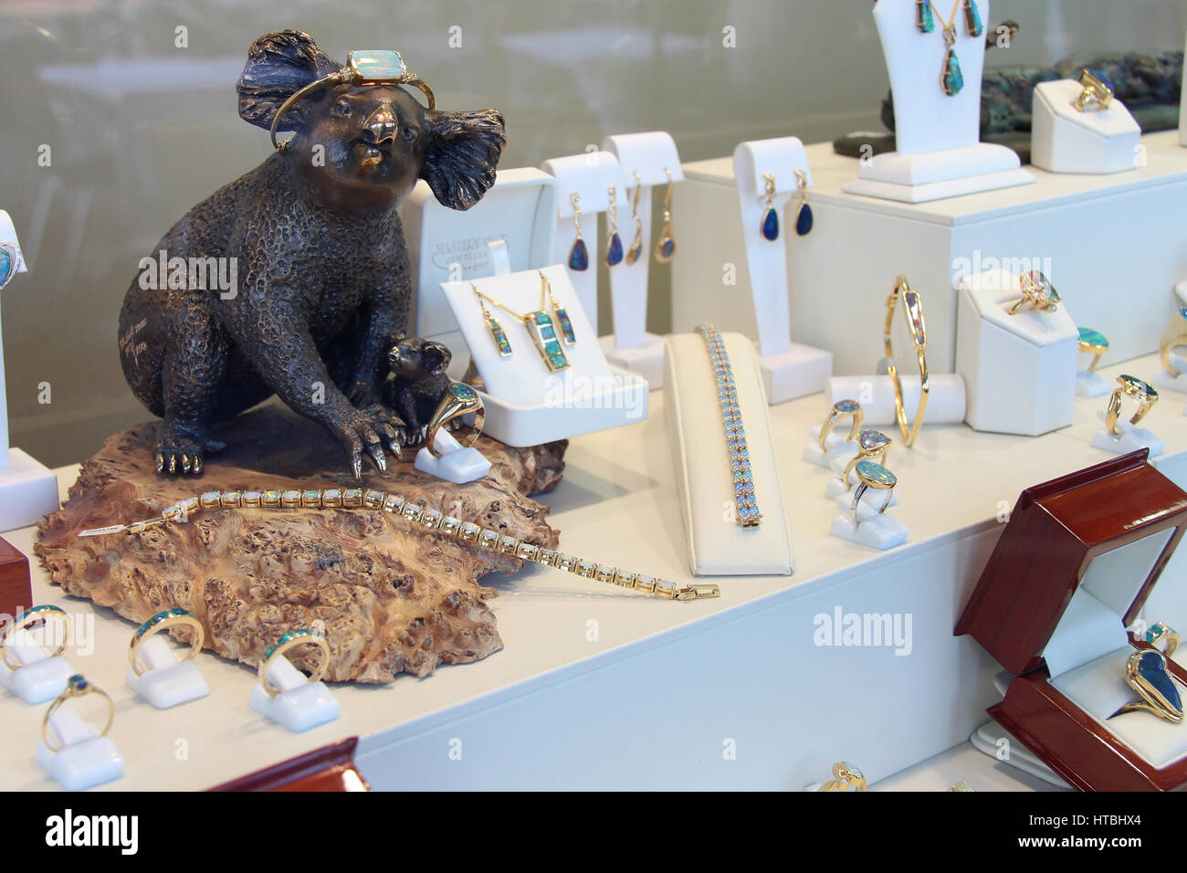 Shop window of a jewelry in Sydney (Australia Stock Photo Alamy