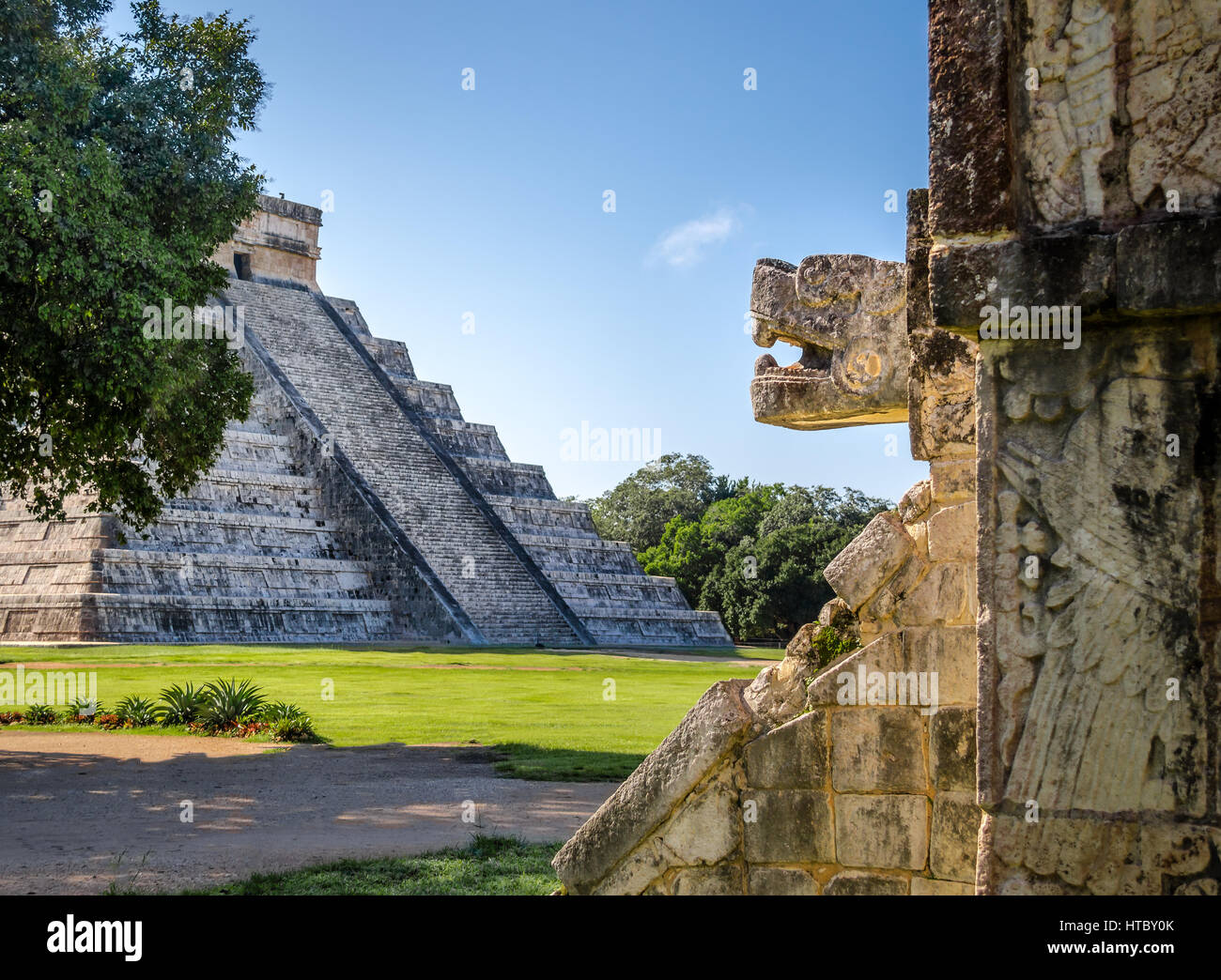 Jaguar head and Mayan Temple pyramid  of Kukulkan - Chichen Itza, Yucatan, Mexico Stock Photo