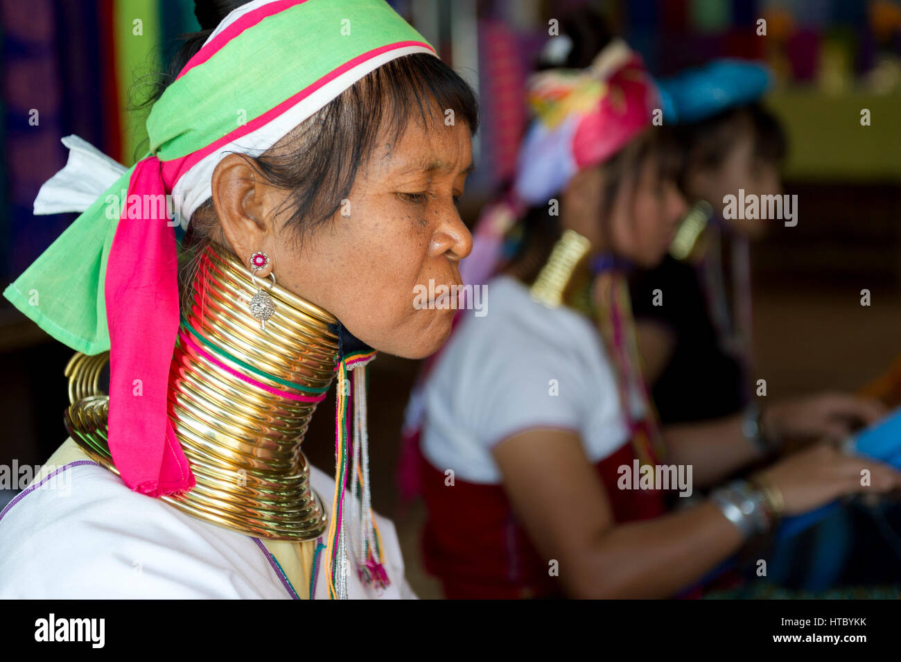 Myanmar (ex Birmanie). Inle lake. Women long neck of the Karen ethnic group working in weaving Stock Photo